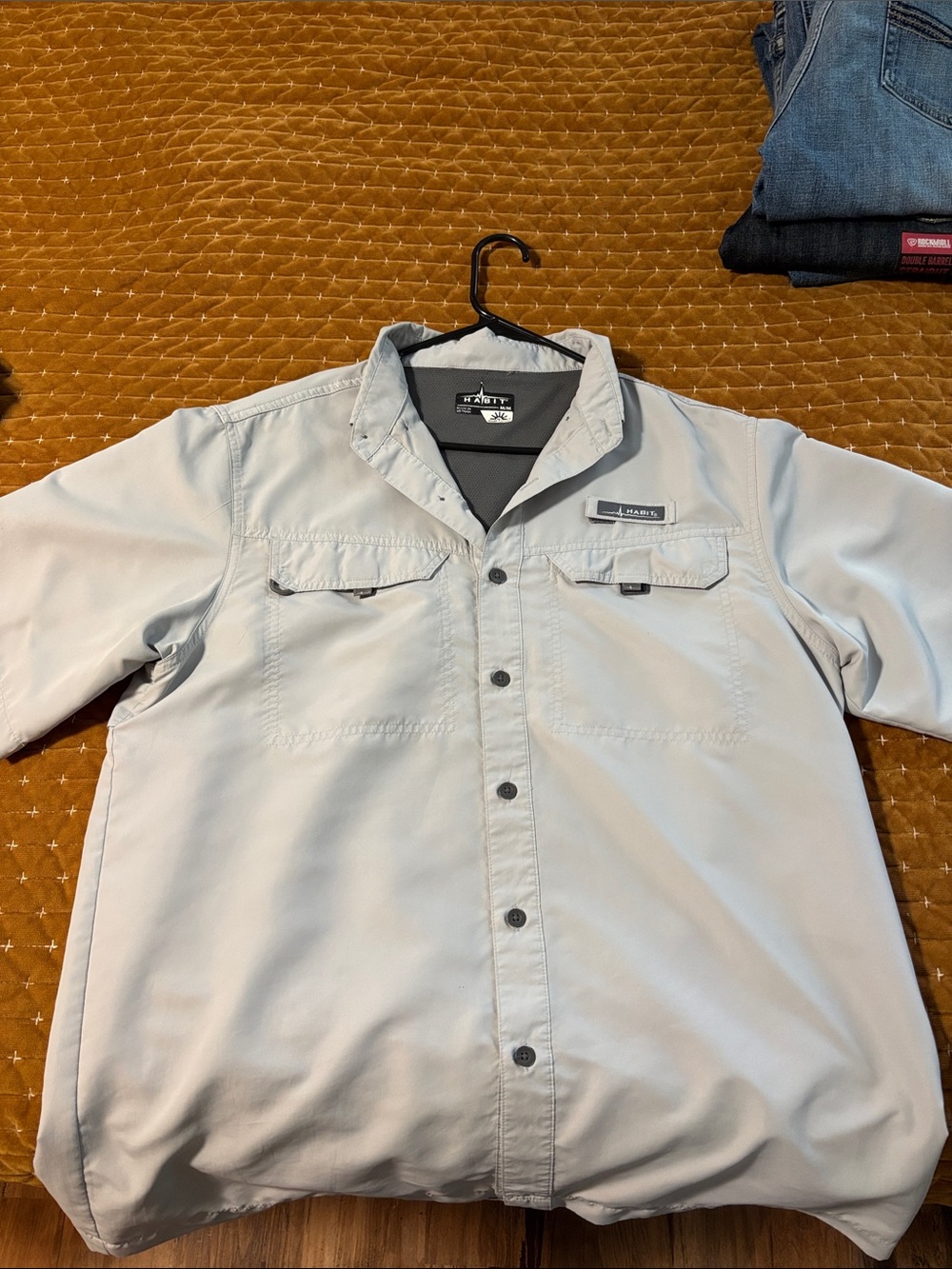 Columbia Men's Light Gray vented  Short-Sleeve Button-Down Shirt